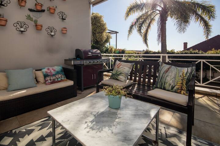 Luxury house with pool & panoramic views gallery image 4