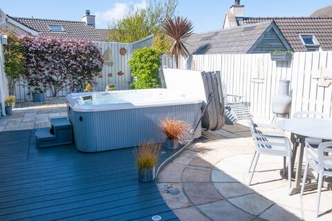 “Seaside House" Hot Tub and Free EV Charger