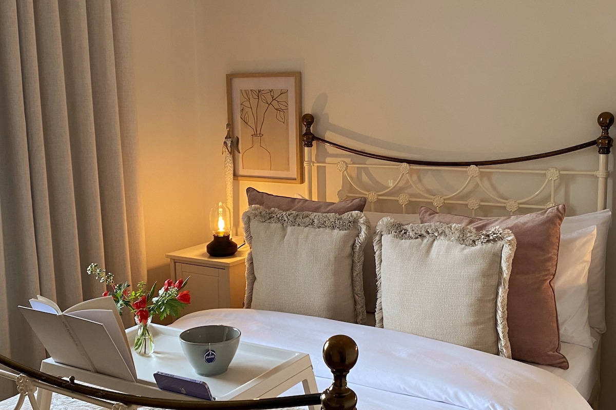 Კარგი წიგნი და ცხელი სასმელი...
Შეგიძლიათ უსაფრთხოდ დადგათ თქვენი წიგნი ან ტელეფონი საწოლის ლანგრის გროვაში. Კაბელისთვის არის ხვრელი, რომელიც გაგიმარტივებთ ტელეფონის, პლანშეტის და ა.შ. დამუხტვას. 