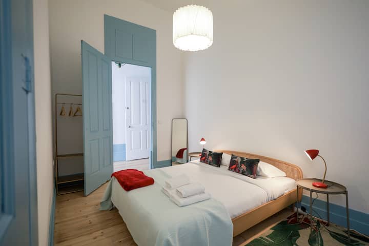 Quarto acolhedor com cama de casal