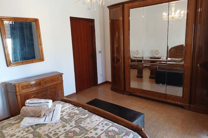  Veľká drevená skriňa poskytuje dostatok priestoru na uloženie všetkého potrebného, zatiaľ čo komoda dodáva pohodlie a štýl. Spoločne vytvárajú funkčné a príjemné prostredie, kde je každý detail navrhnutý pre pohodlie hostí.