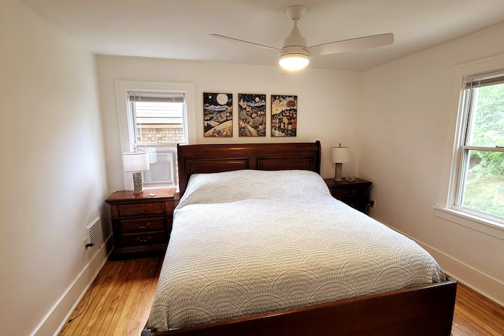 Stap in een ruimte die ontworpen is voor rust en eenvoud. Deze serene slaapkamer beschikt over een prachtig kingsize sleebed met een ondersteunend, pluche matras en zacht, ademend beddengoed - perfect om in te zakken na een lange dag.

