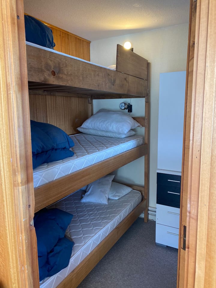 Дел 2: 3 дрвени колиби со 1 кревет