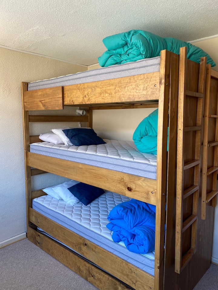 Дел 1: Трокреветна колиба со еден и пол кревет. 