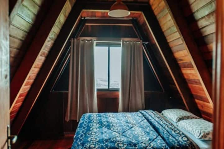 ทุกมุมของ Villa dos Chalés มีเสน่ห์ของไม้ เผยให้เห็นความอบอุ่น ประเพณี และความใส่ใจกับผู้ที่เลือกที่จะใช้ช่วงเวลาพิเศษในการอาศัยที่นี่