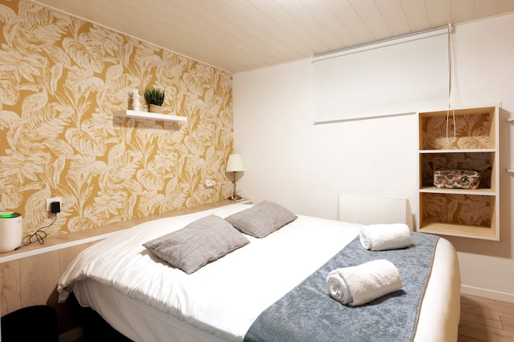 Una habitación tranquila y confortable, pensada para noches tranquilas y relajantes. Un espacio sencillo y cálido donde uno se siente inmediatamente a gusto.