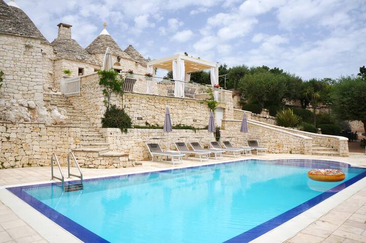 Trullo with swimming Pool in Puglia – Alberobello gallery image 2