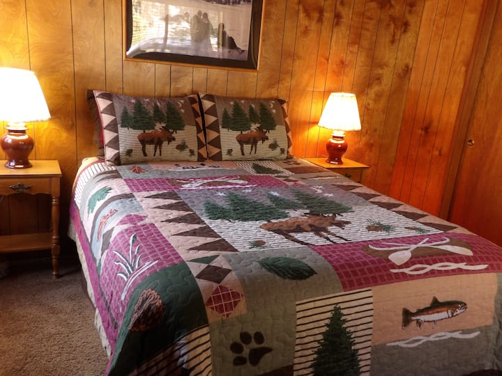 Arriba, dormitorio con cama tamaño queen