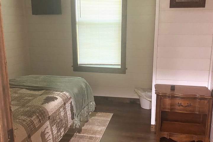 Chambre 2 - Lits jumeaux, placard, téléviseur de 24 pouces, ventilateur de plafond