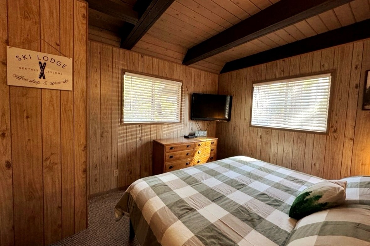 Chumba cha kulala kwenye ghorofa kuu na kitanda cha King na Televisheni mahiri.  Pia kuna kabati la kuhifadhia nguo na sehemu ya wazi ya kabati ili kuning 'inia nguo.