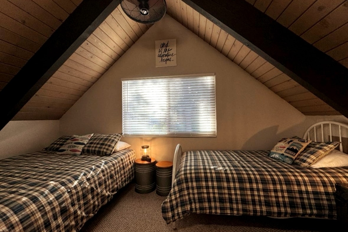 Kitanda kimoja cha kifalme na pacha mmoja katika chumba cha kulala 3 juu. Pia kuna televisheni ndogo. 