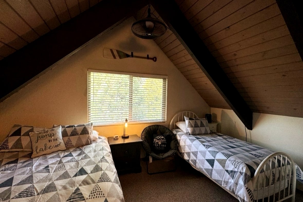 Malkia mmoja na kitanda kimoja pacha katika ghorofa ya juu yenye nafasi kubwa, ya chumba cha kulala cha 2. Chumba hiki pia kina sehemu ndogo ya kukaa na feni ya dari. 