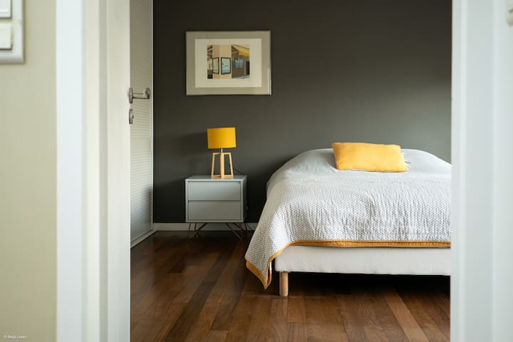 غرفة ودية (تواجه غرفة النوم الرئيسية)
يطل على سرير بحجم كوين 180 × 200 تراس
A/C Room

Photo @Lopez Borja