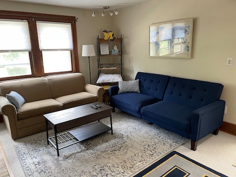 Comfy 1 Bdrm Apt, 2 Blks from UM Stadium
