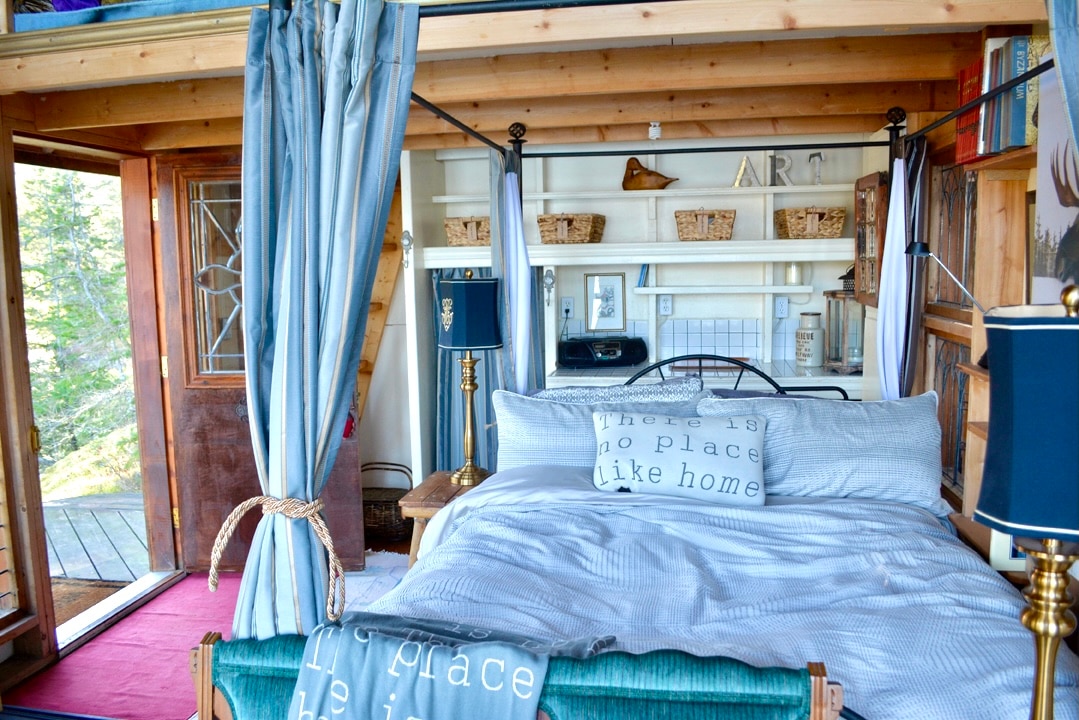 Binnen in de hoofdcabine met queensize bed.