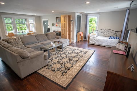 Popular Airbnb listing: Fun & Trendy Gordon Square Duplex in Detroit Shoreway