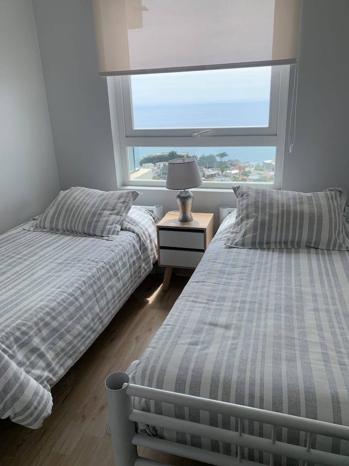 Segundo dormitorio con 2 camas de 1 plaza, closet y baño 