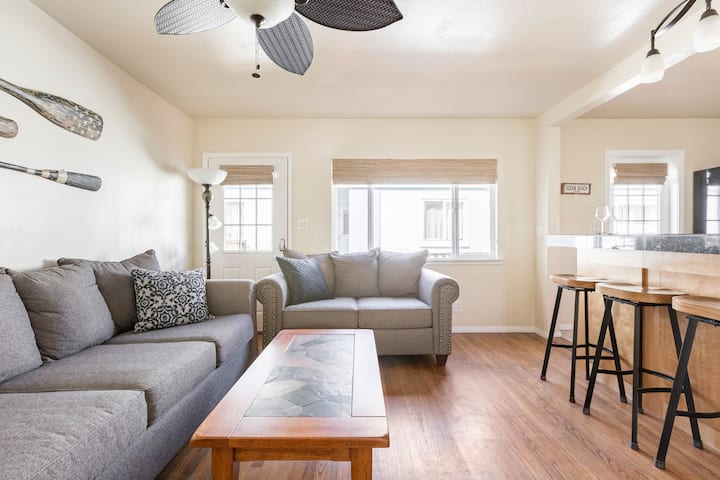 1 block to the beach,dog friendly w/ a.c.!