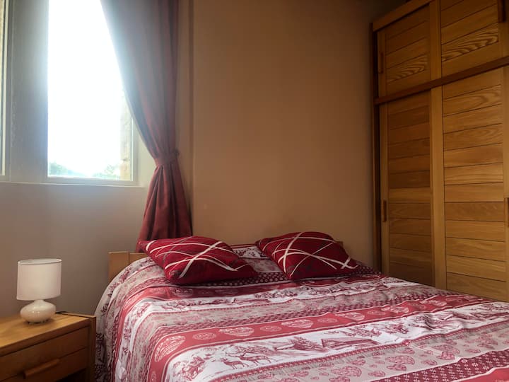 Двойна спалня на долния етаж с изглед към гардероба.