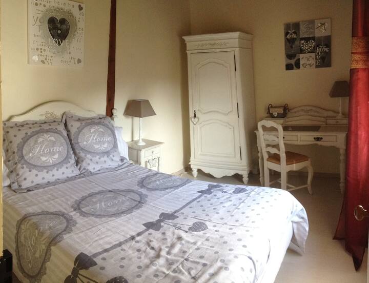 Chambre Romance avec lit 140x190, bonnetière, bonheur du jour, trumeau