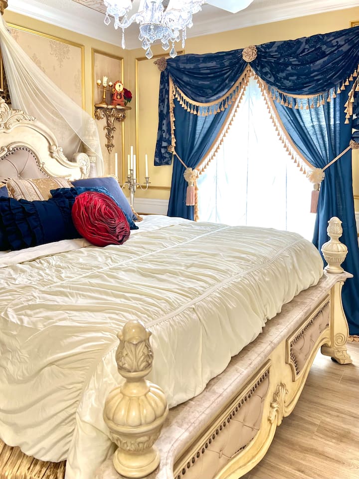 Belleina spálňa má nožičky s pazúrmi, krištáľový luster, damaškové závesy (a modernú televíziu s Roku a káblovou televíziou)!