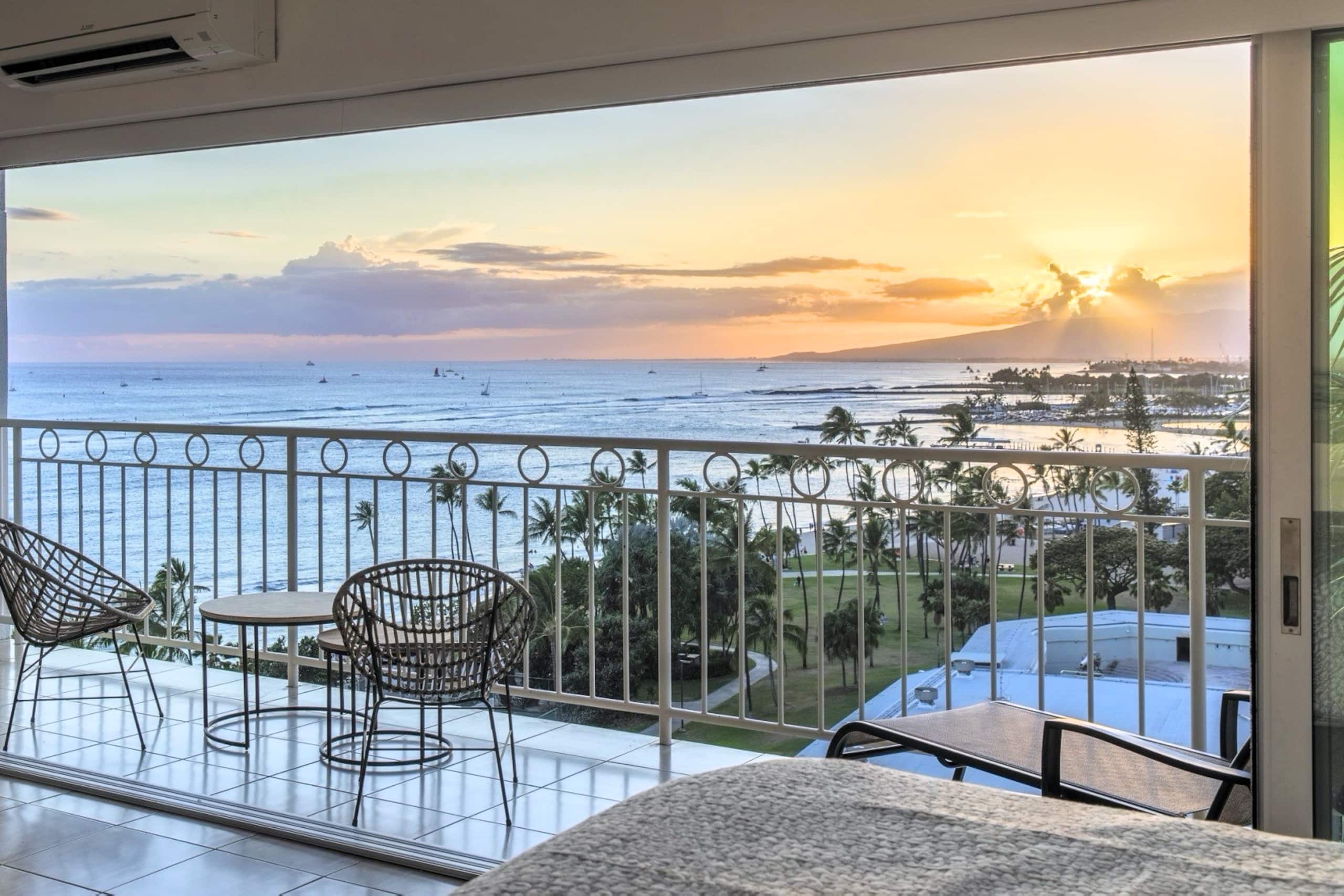 Condo in Honolulu · ★4.89 · 1 bedroom · 1 bed · 1 private bath - Image 12