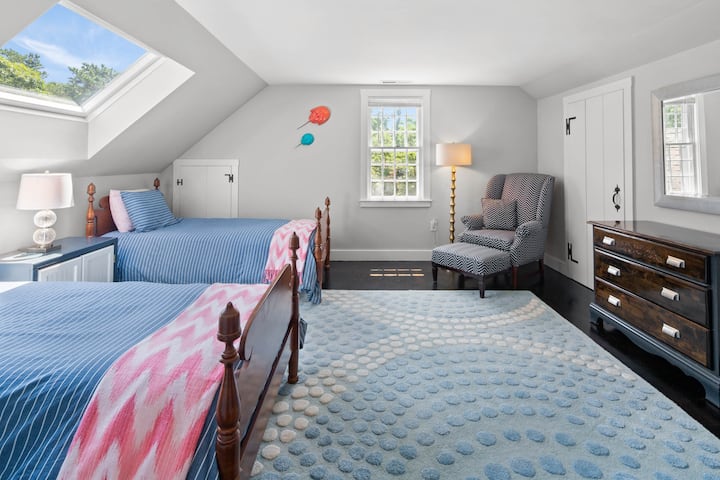 Bedroom 2 with two twin beds