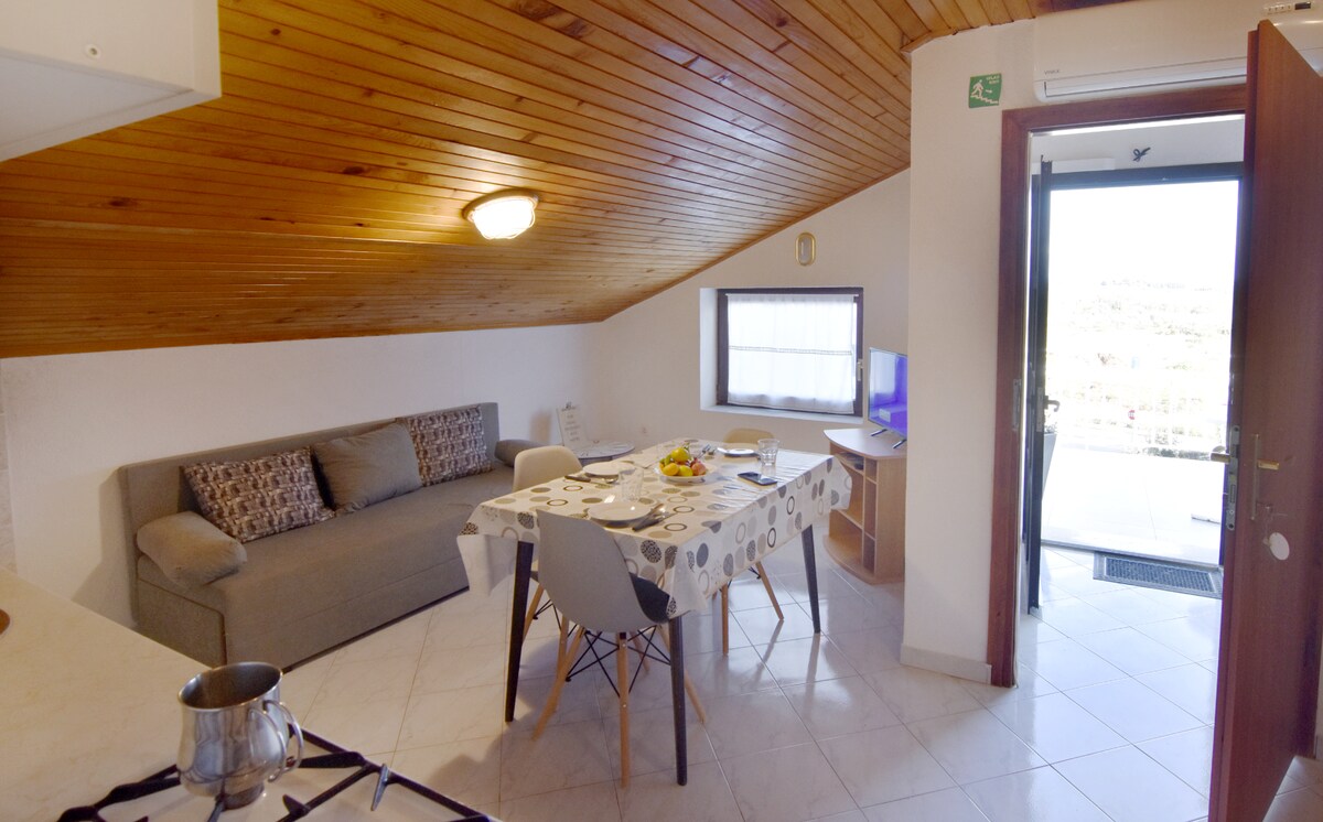 带露台出口的起居区