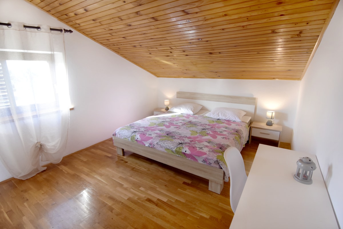 卧室里有一张双人床，桌子上有一张椅子