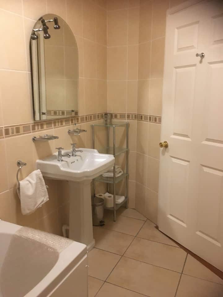 En-suite badeværelse til soveværelse 1
