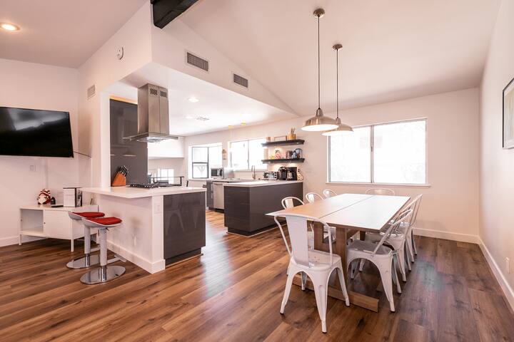 Bright, Modern 4BR with Beautiful Backyard & Pool! gallery image 5