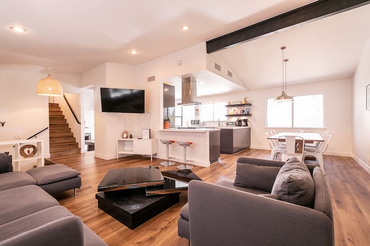 Bright, Modern 4BR with Beautiful Backyard & Pool! gallery image 2