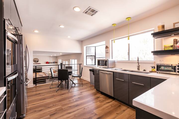 Bright, Modern 4BR with Beautiful Backyard & Pool! gallery image 4