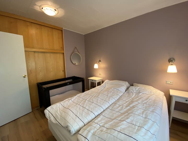 El dormitorio principal es amplio con un buen espacio en el armario. Puedes colocar una cuna junto a la cama si viajas con un niño pequeño.