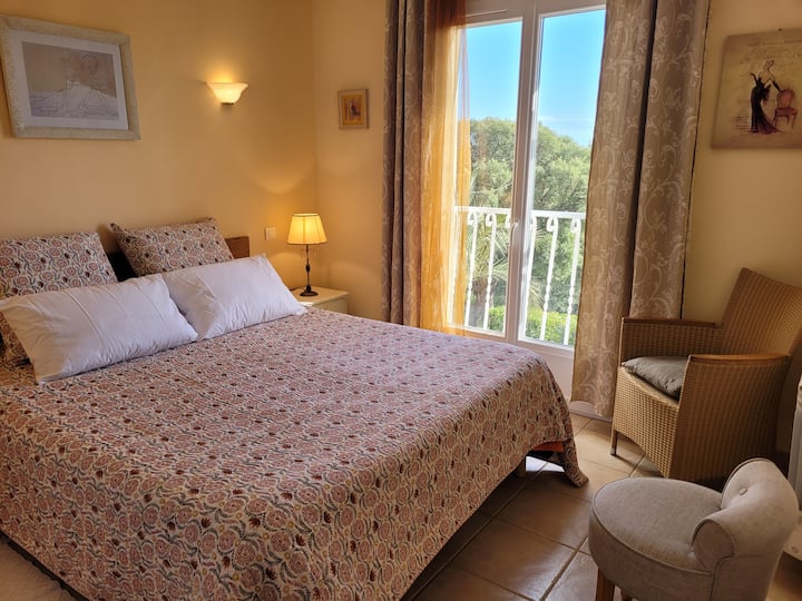 Chambre double Queen size 160X200
ארונות וארון בגדים עם נוף לים
