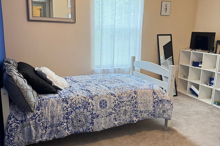 Savršeno za mlade odrasle osobe ili nekoga tko ima ciljeve u vezi s poslom koji tek treba ostvariti.
Radni stol, pisač i zid s pločom za pisanje ili kreativno izražavanje. 