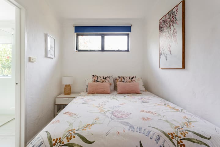 Dormitorio con cama tamaño queen