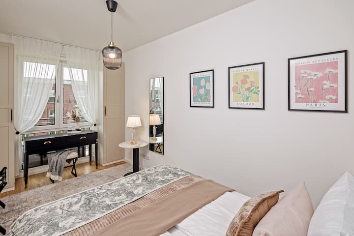 Pamje nga dhoma e gjumit me elemente Art Deco.