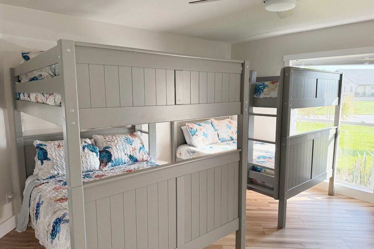 Соба на спрат погодна за семејства со две целосни кревети — удобно спие 8 лица.