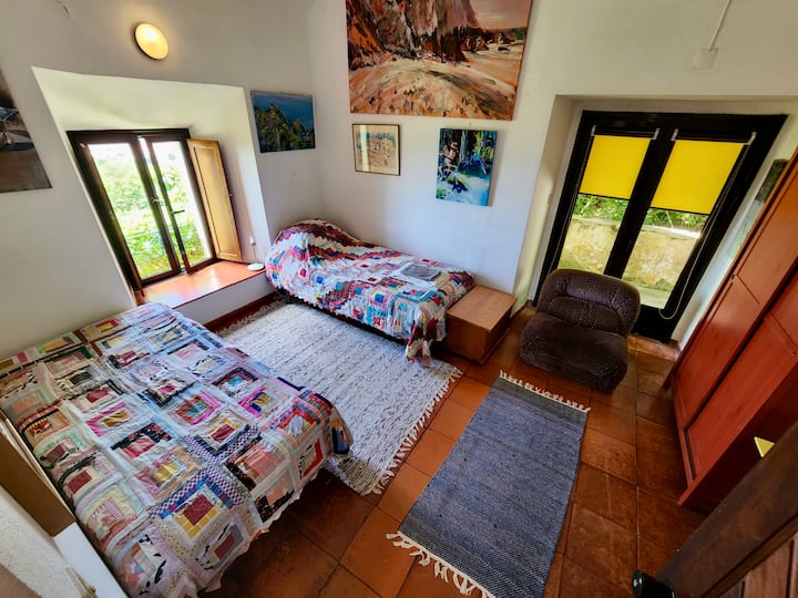 Спалня 3 (външна врата към каменни стъпала до басейн или градина)
