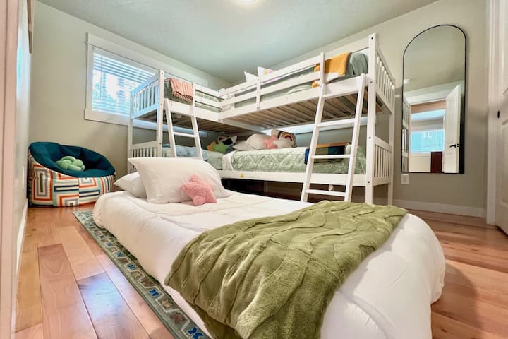 Main House Bunk Room (Sleeps up to 5)