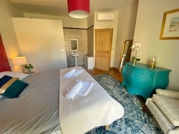 ห้องนอนเตียงใหญ่อยู่ที่ชั้นล่างมีห้องอาบน้ำฝักบัว