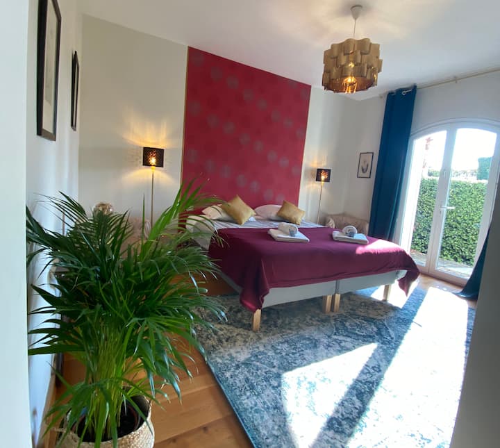 ห้องนอนเตียงใหญ่อยู่ที่ชั้นล่างเห็นวิว