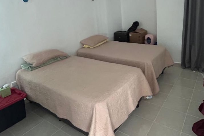 2 מיטות יחיד, יש רק מאוורר 