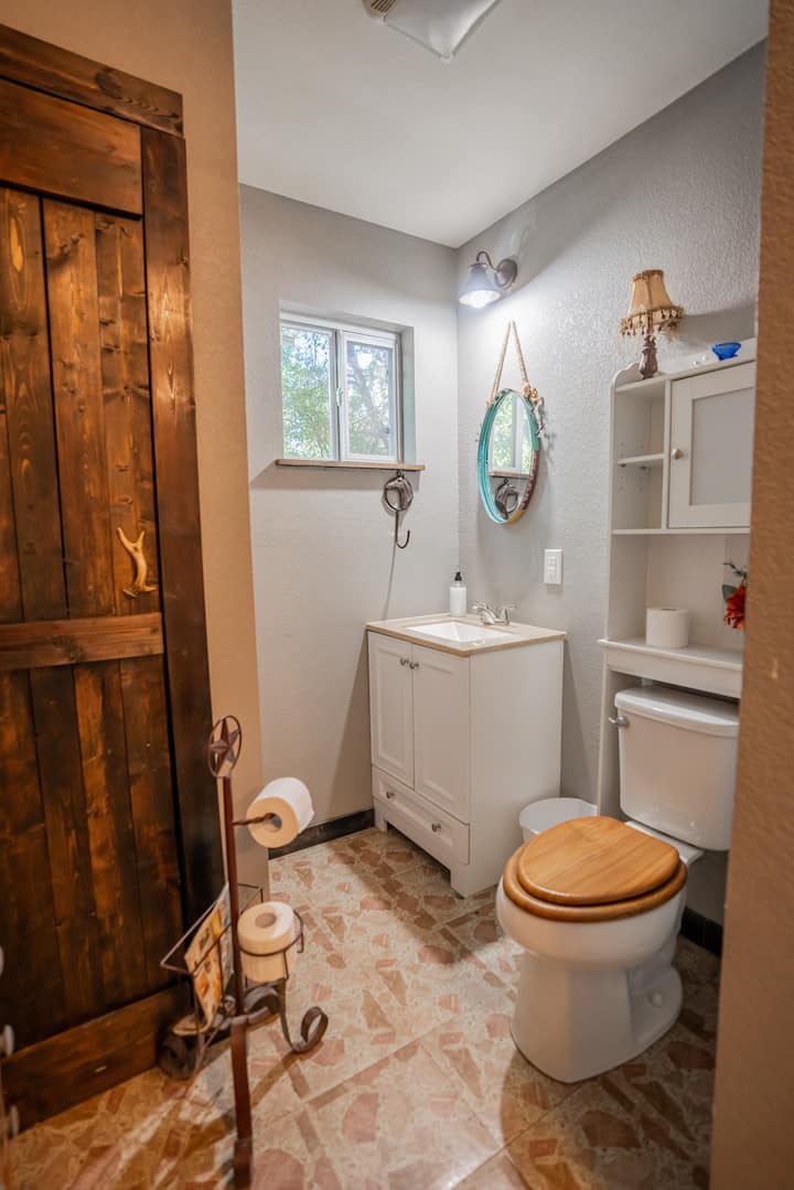 Pickleball! Western Cabin Pet Friendly Sleeps 4