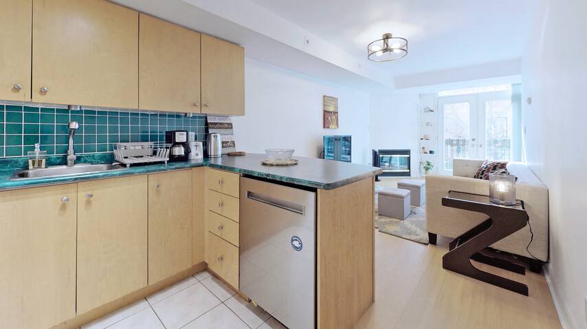 LT Bright quiet 2 Br DT oasis, close to subway gallery image 2