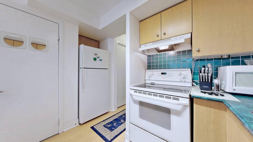 LT Bright quiet 2 Br DT oasis, close to subway gallery image 3