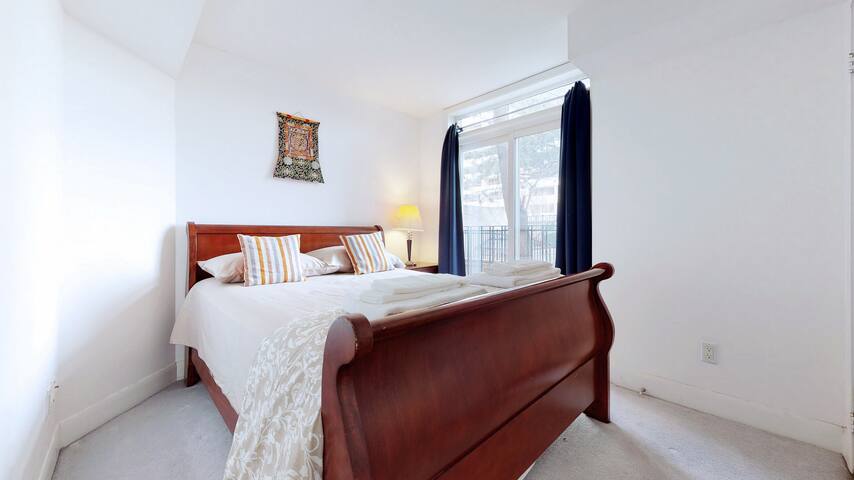 LT Bright quiet 2 Br DT oasis, close to subway gallery image 5