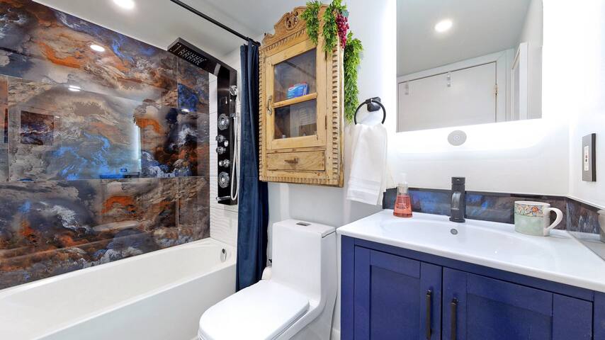 LT Bright quiet 2 Br DT oasis, close to subway gallery image 4