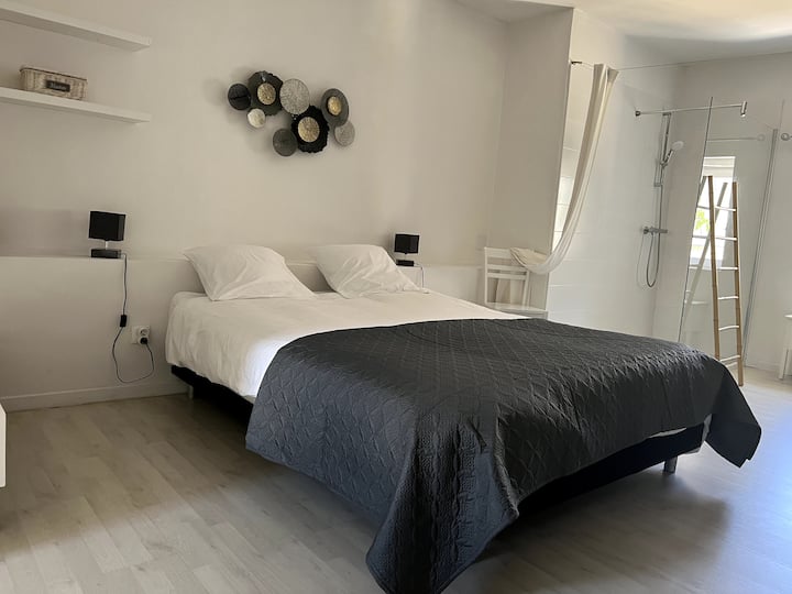 spálňa s kúpeľňami